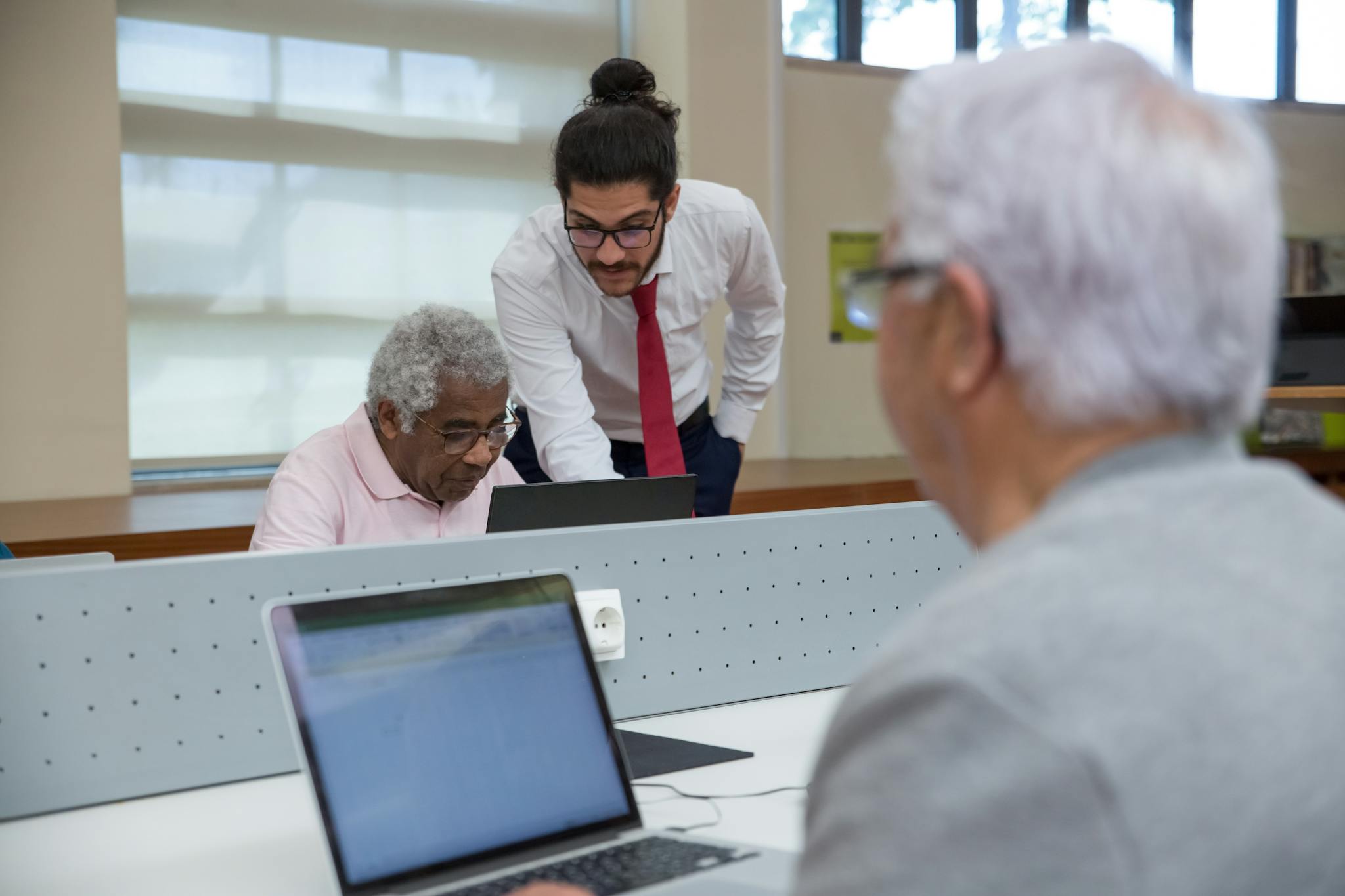 Crafting the Perfect Blog Structure: A Guide for Effective Blogging Elderly Individuals Studying With A Tutor In